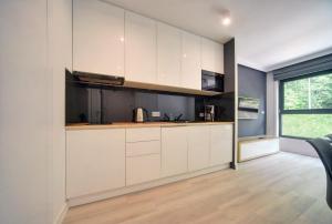 Nowoczesny Apartament Sun Seasons 24 w Karpaczu z Parkingiem i Balkonem by Noclegi Renters