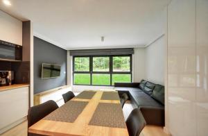 Nowoczesny Apartament Sun Seasons 24 w Karpaczu z Parkingiem i Balkonem by Noclegi Renters