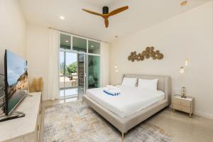 Villa Aura 3BR Private Pool Near Naiharn Beach by TropicLook