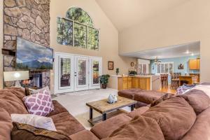 ACE - A Hole in One Right on the Golf Course Hot Tub Mt Views Pines