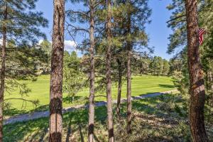 ACE - A Hole in One Right on the Golf Course Hot Tub Mt Views Pines