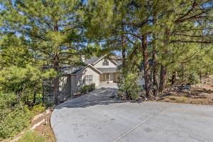 ACE - A Hole in One Right on the Golf Course Hot Tub Mt Views Pines