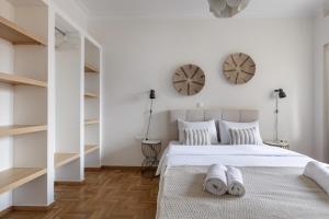 Attica - Captivating 2-Bedroom Apt & Balcony in Athens