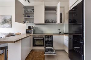 Attica - Captivating 2-Bedroom Apt & Balcony in Athens