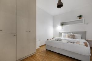 Attica - Captivating 2-Bedroom Apt & Balcony in Athens