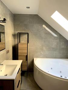 Charmante petite maison avec baignoire Balneo et video projecteur