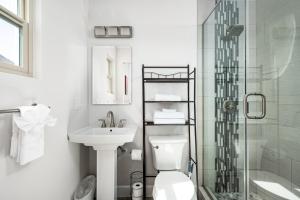 Endless entertainment and 1.5 miles from Old Town stay at Sunbaked Terrace