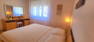 Spacious and homely duplex apartment, 2 living rooms and 2 bedrooms - Croeso