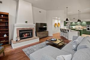 Brewer Road Private Hot Tub Stunning Red Rock Views Modern Southwestern Charm