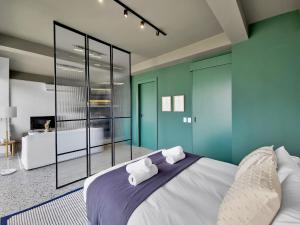 9th floor modern, elegant stay in City Pool