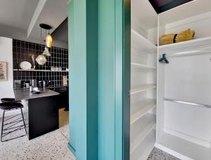 9th floor modern, elegant stay in City Pool