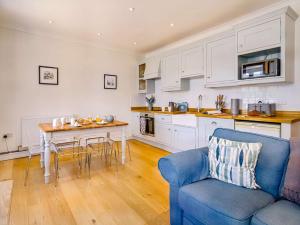 2 Bed in Tenby 88608