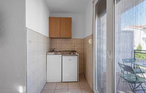 One Bedroom Cozy Apartment In Betina