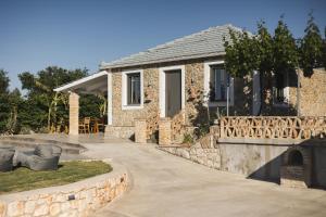 Binios Villa - private pool, walking distance from the Beach