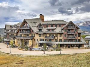 Luxury Crystal Peak Lodge 2 Bedroom Condo - Ski In, Ski Out