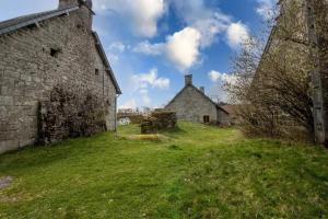 Maisons de vacances Maison en granite typique a Chaumeil avec cheminee : photos des chambres