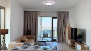 Premium 2 Bedroom at Creek Horizon