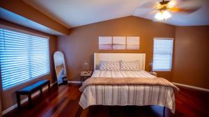 Full house w private heated pool and pizza oven!