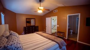 Full house w private heated pool and pizza oven!