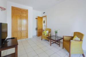 Villa Naranja Blanca by Villa Plus