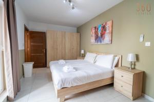 Central 4BR home with AC, Balcony, WIFI & Terrace by 360 Estates