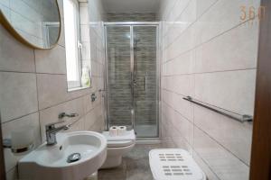 Central 4BR home with AC, Balcony, WIFI & Terrace by 360 Estates