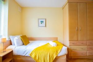 128 - Comfy 2 Bed Apt with Parking