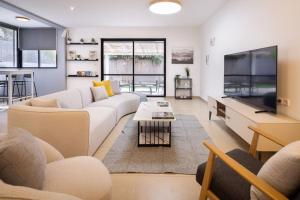 Serenity by the Sea – Poleg Villa