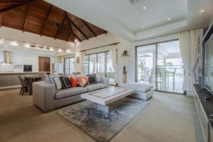 Luxury 3BR Villa, Private Pool, Gym & Jacuzzi