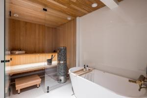 Scandinavian Deluxe House With Private Sauna at Kamppi