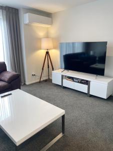 CBD New 2 Bed 2 Baths By Hagley Park With Parking