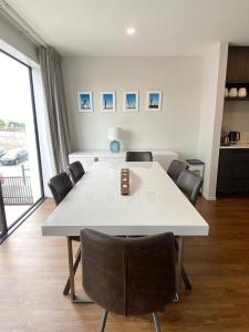 CBD New 2 Bed 2 Baths By Hagley Park With Parking