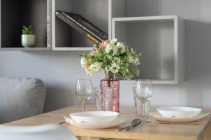 Stylish Apartment near Hala Arena Poznań by Noclegi Renters