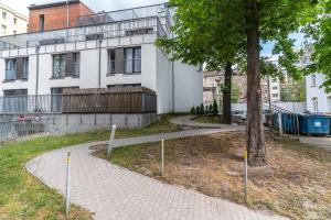 Red Apartment z Tarasem