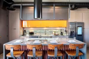 Sundial by Fieldtrip Modern Luxury with Hot Tub Mountain Views