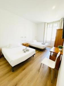 Standard Double or Twin Room with Balcony room in Hostal Ruano