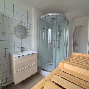 Maisons de vacances Centre de Vacances CPCV Normandie a 50 metres de la plage de Houlgate : Maison 1 Chambre