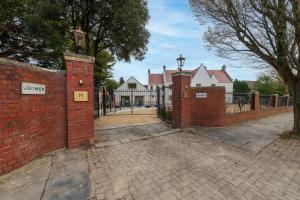 Holm House - Stylish Coastal Suites - Silures Bar & Restaurant On-site