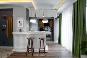 Luxury 1BR Duplex with Terrace & Office in Tomtom