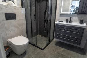 Luxury 1BR Duplex with Terrace & Office in Tomtom