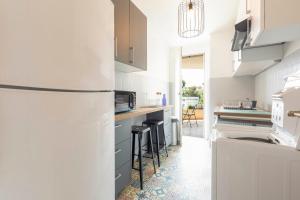 Center of Antibes spacious two-bedroom apartment with terrace and AC