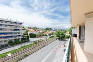 Center of Antibes spacious two-bedroom apartment with terrace and AC