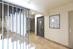 Center of Antibes spacious two-bedroom apartment with terrace and AC