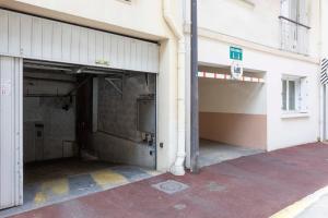 Center of Antibes spacious two-bedroom apartment with terrace and AC