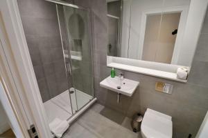 Chertsey Modern 2-Bed Flat with Ensuite, Parking & Ultra-Fast WiFi