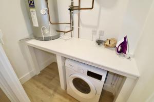 Chertsey Modern 2-Bed Flat with Ensuite, Parking & Ultra-Fast WiFi