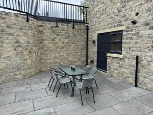 Newly constructed 3 bed town house next to the canal with Private Car Park