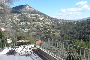 B&B / Chambres d'hotes Au Pied des Baous : Chambre Lit King-Size - Vue sur Montagne