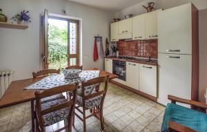 Stunning Apartment In Piano Di Gioviano