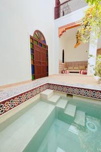 Riad Solila, Fabuleux riad avec 4 Suites, Piscine Chauffée et Rooftop - 5 min de Jamaa El Fna